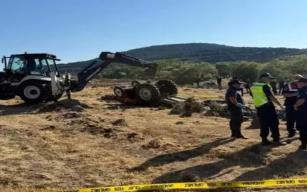 Traktör devrildi, altında kaldılar...