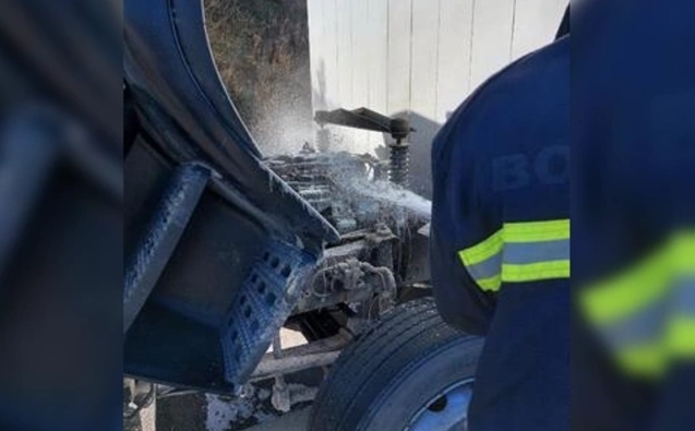 Dinamit yüklü kamyonet motorunda yangın