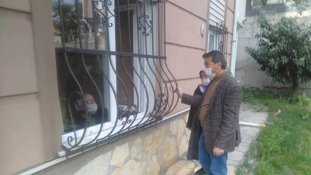 Çocukları ile camdan hasret gideriyorlar...