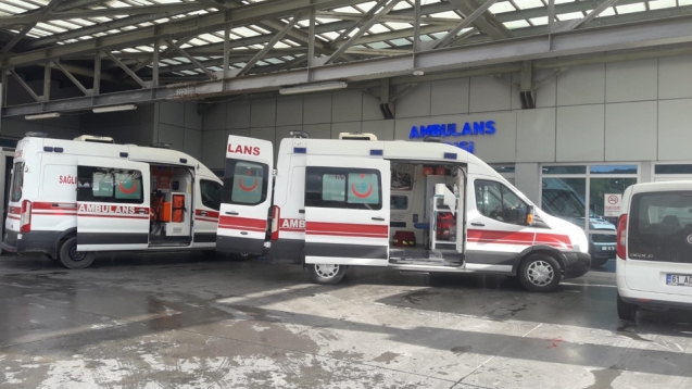 Odun keserken ayağını kesti...
