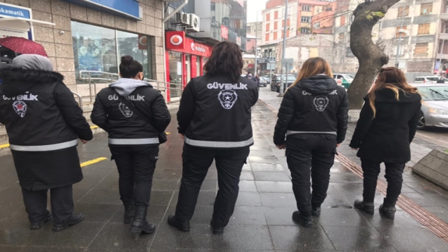 Güvenlikçi kızlar görev başında..
