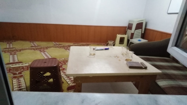 Mescitte hareketli dakikalar...Camdan atlayarak kaçtılar...