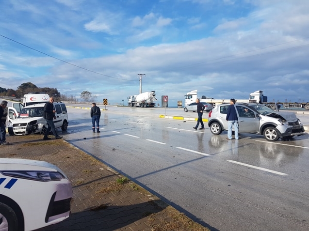 Otomobille kamyonet çarpıştı… Yaralılar var…
