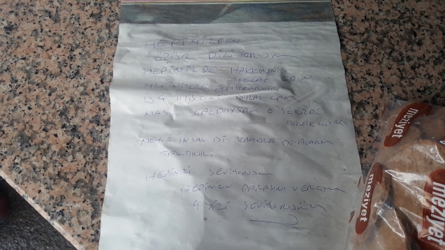 Dükkânları soydu… Notunu da bırakıp gitti…
