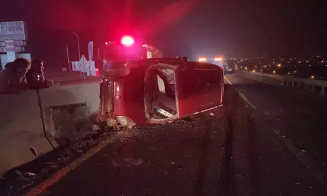 Alkollü sürücü TIR'a çarptıktan sonra yan yattı...