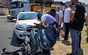 Birbirine yol vermek isterken çarpıştılar...1 yaralı...