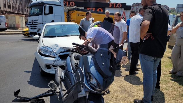 Birbirine yol vermek isterken çarpıştılar...1 yaralı...
