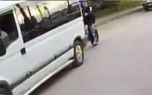 Minibüsün altından kalmaktan son anda kurtuldu...