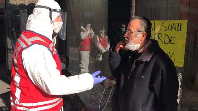 Sigara içen şahıs polise zorluk çıkardı...