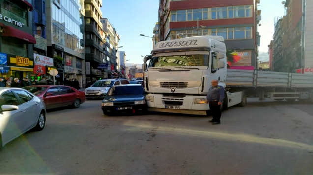 Az kalsın otomobili biçiyordu...