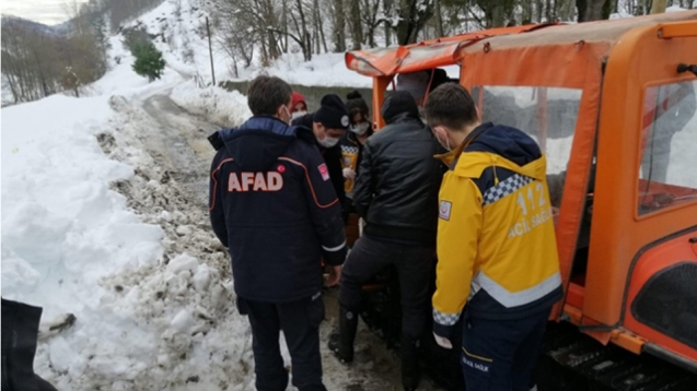 Ulaşıma kapanan köyde zor durumda kalan 2 kişiye ulaşıldı...
