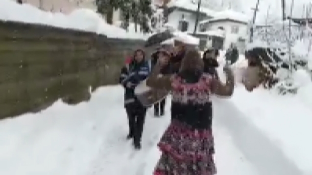 Yoğun kardan dolayı damat gelini almaya patpatla gitti. 
