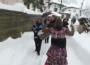 Yoğun kardan dolayı damat gelini almaya patpatla gitti. 