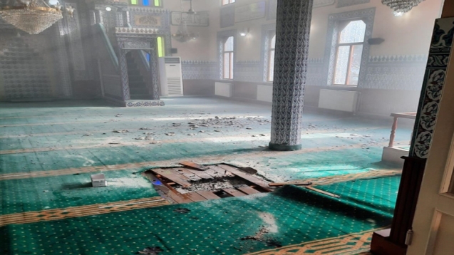 Psikiyatri hastası bir kadın caminin içini ateşe verdi...