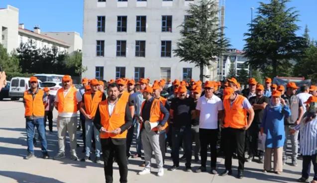 ''Maaşlarımızla bir haftayı bile çıkaramıyoruz''