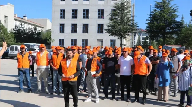 ''Maaşlarımızla bir haftayı bile çıkaramıyoruz''
