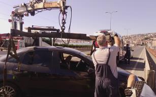 Bariyerlere çarptı... Hastaneye kaldırıldı...