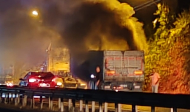 TIR’ın Dorsesi alevlere teslim oldu.