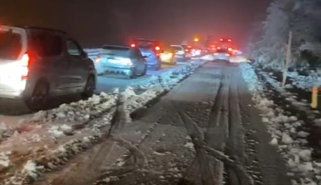 Kar yağışı yolu trafiğe kapattı...