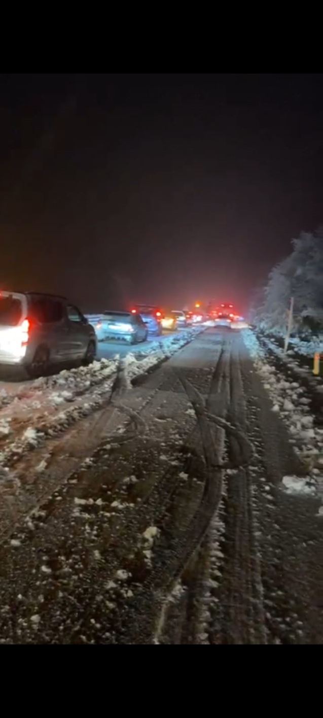 Kar yağışı yolu trafiğe kapattı...