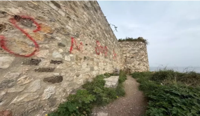 Tarihi kalenin duvarlarını sprey boyayla boyadılar...