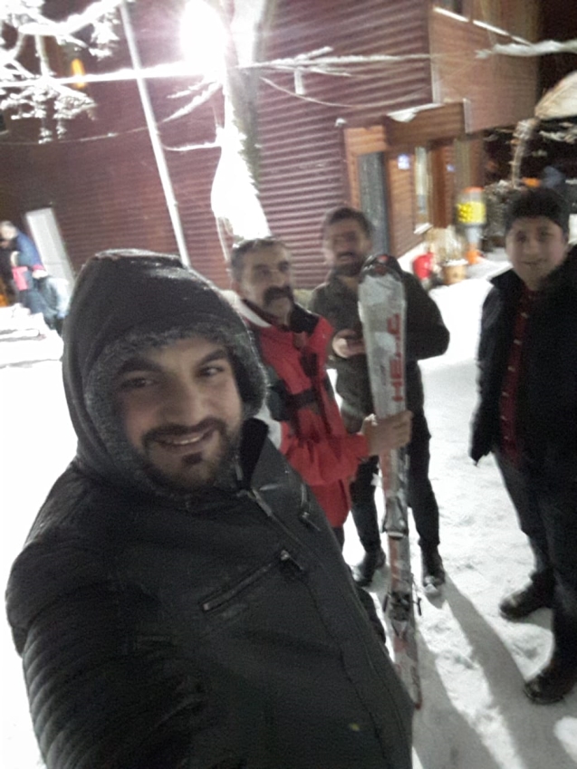 Vatandaşların arasından kayarak geçti…