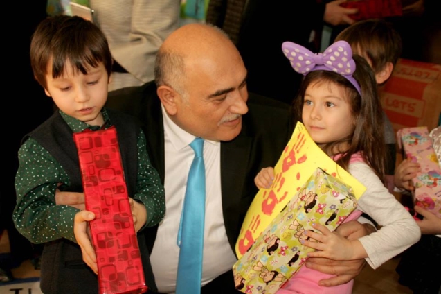 Ana okulunda karne dağıttı…