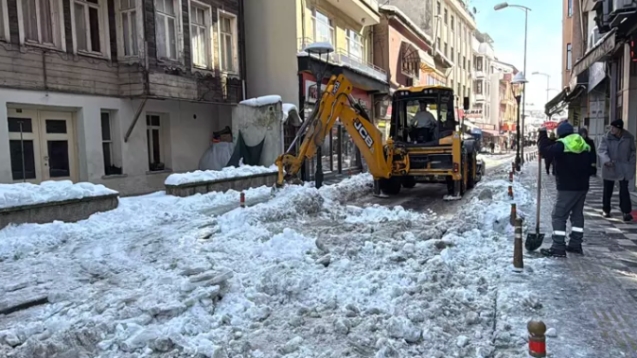 Kar temizleme çalışmaları devam ediyor...
