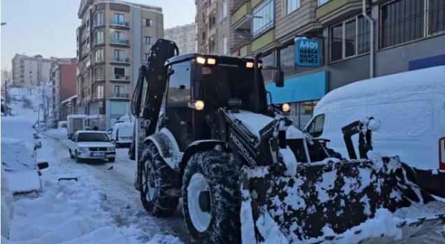 Ekipler hız kesmeden çalışıyor... 27 köy yolu daha açıldı...