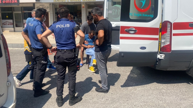 Alkolün de etkisiyle dengesini kaybederek  yere düştü...