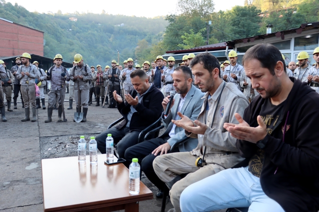 Gelik işletmesi önünde dua edildi...Kurban kesildi..