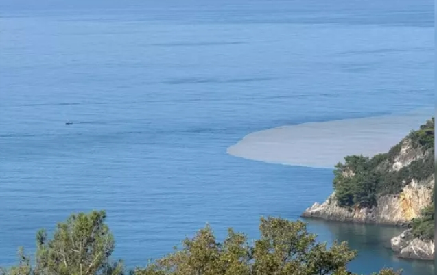 Çamurlu su denizin rengini değiştirdi...