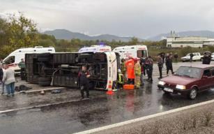 İşçi servis midibüsü devrildi: 1 ölü ve çok sayıda yaralı...