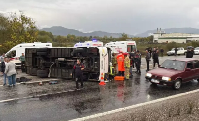 İşçi servis midibüsü devrildi: 1 ölü ve çok sayıda yaralı...