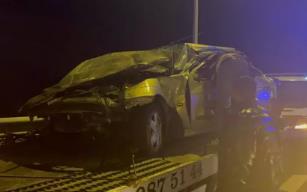 Otomobil bariyerlere çarptı: 1’i ağır 3 yaralı...