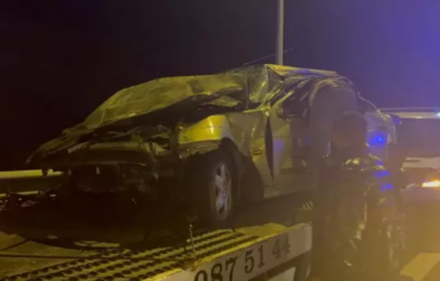 Otomobil bariyerlere çarptı: 1’i ağır 3 yaralı...