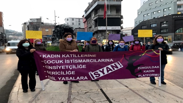 Kadın katillerine isyan ettiler...