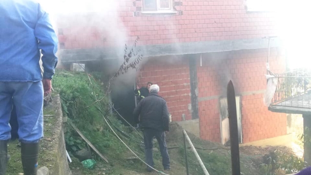 Evin kömürlüğü yandı...