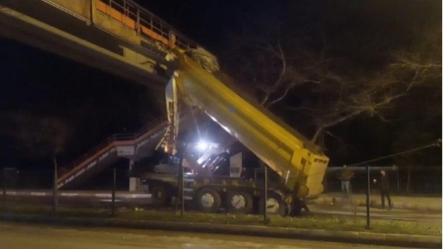 Seyir halindeki tırın açılan dorsesi üst geçide takıldı...