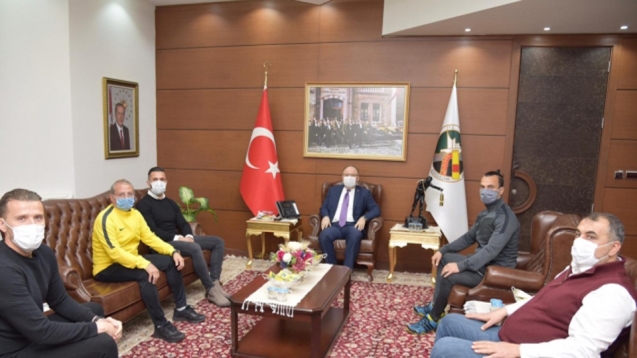 Vali Mustafa Tutulmaz Zonguldakspor'a maddi destekte bulundu