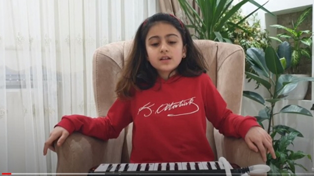 Minik Ravzanur İstiklal Marşını Melodika'yla Seslendirdi
