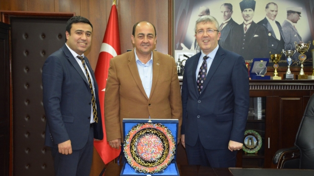 BAŞKAN DEMİRTAŞ'A, PLAKET...
