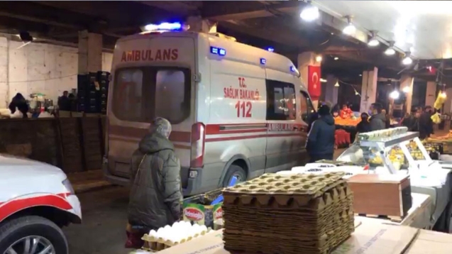 Halk pazarında kalp krizi geçirdi...