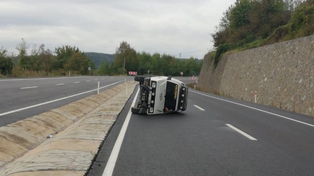 KONTROLDEN ÇIKAN ARAÇ TAKLA ATTI...