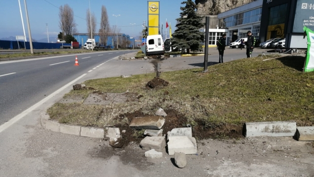Yoldan çıktı… Refüjde ardından reklam tabelasına çarptı…