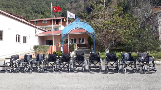 Almanya’dan derneğe 10 adet tekerlekli sandalye gönderildi.