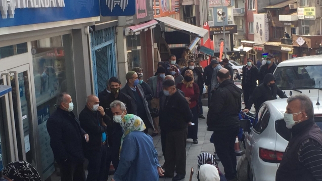 Ereğli'de banka önlerinde uzun kuyruklar oluştu...