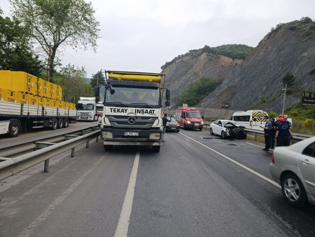 Otomobil kamyona çarptı... 1 kişi yaralandı...