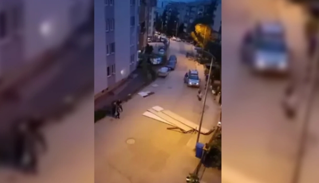 Fırtınada ağaçlar devrildi, çatılar uçtu...