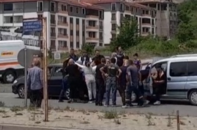 Trafikte tartışma kavgaya döndü... Vatandaşlar müdahale etti